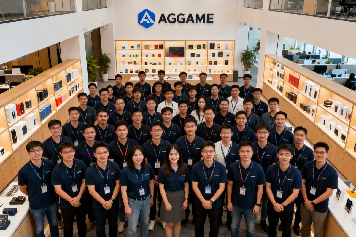 2025年AGGAME深圳总部新办公区启用仪式，团队成员在开放式办公空间合影，背景为公司Logo墙和产品展示柜，展现280人规模的研发与业务团队。
